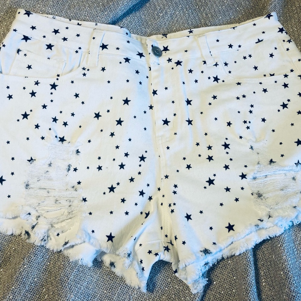 NWOT Pink Lily Distressed White Denim Shorts Black Stars